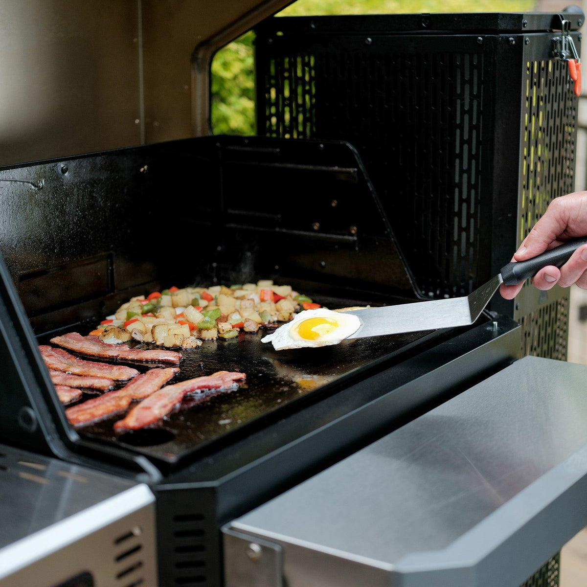 Masterbuilt Gravity 800 Griddle BBQ with Rotisserie Pack